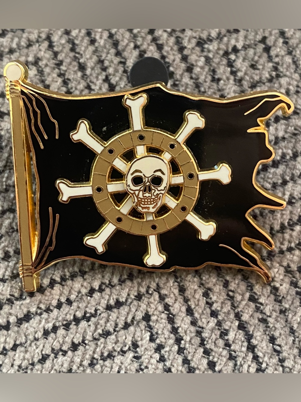 Disney Pirates of the Caribbean w/ moveable Wheel Skull Pin 2006